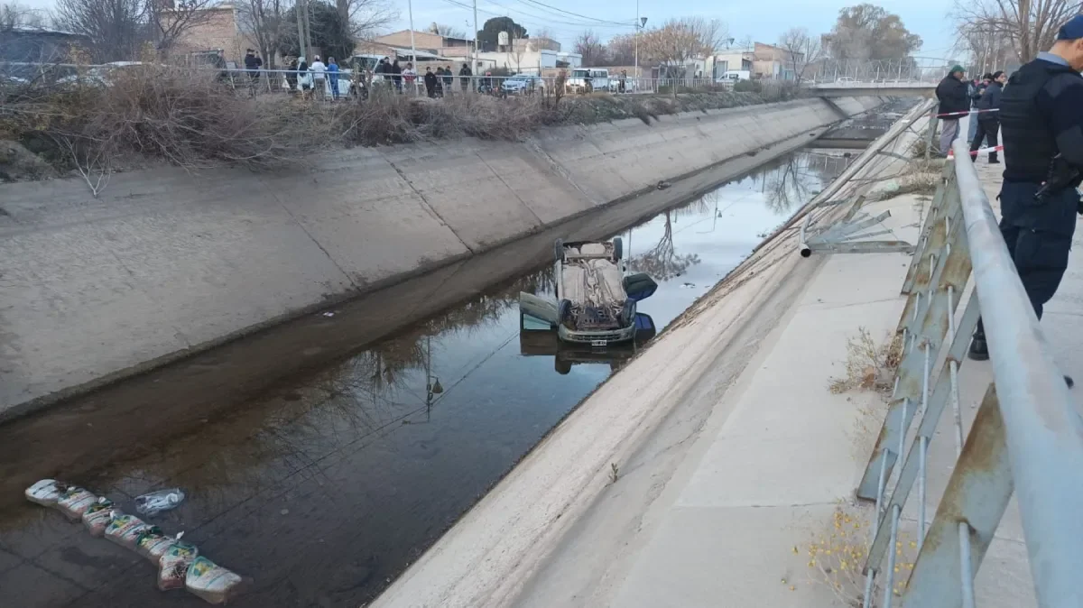 Accidente en Allen: un hombre se cayó con su auto a un canal y está hospitalizado