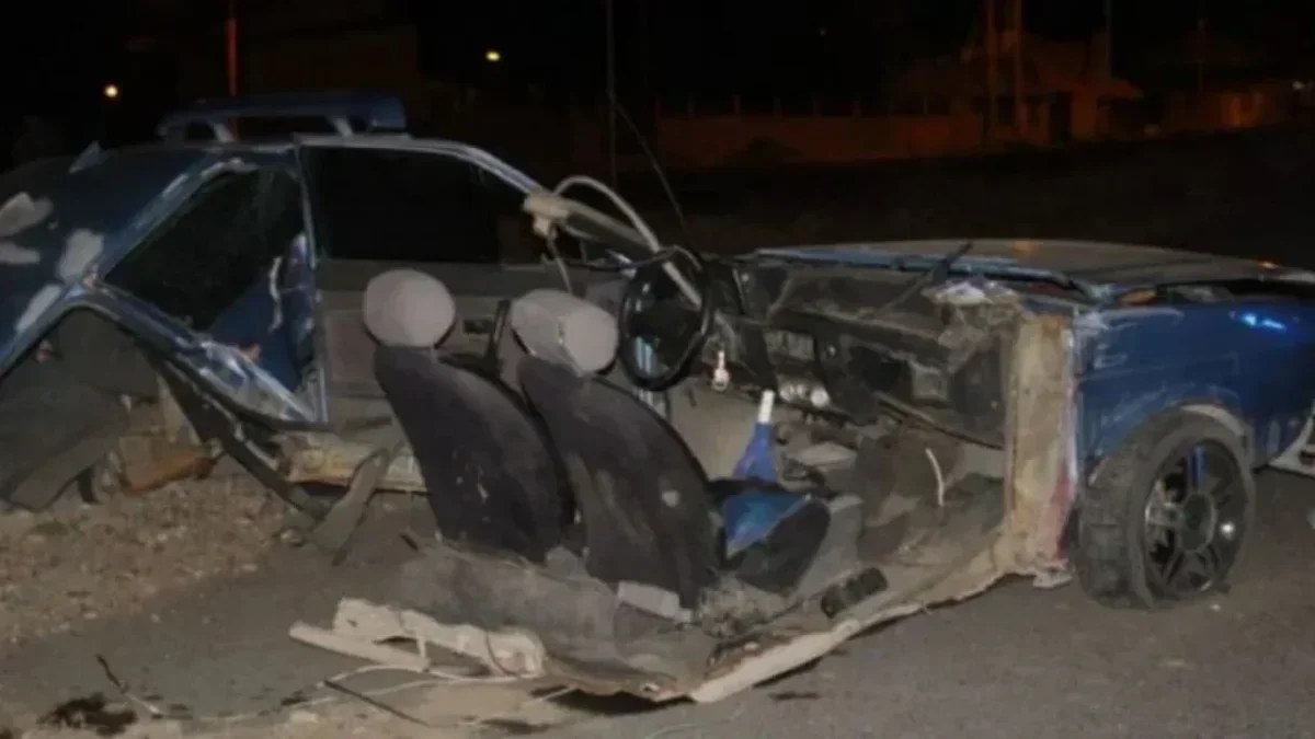 Accidente en la rotonda de Zapala deja un auto seriamente dañado