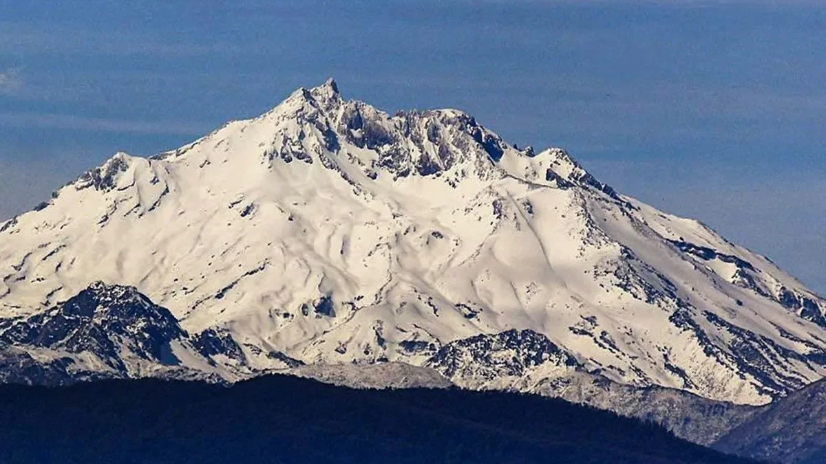 Alerta por actividad en el Volcán Nevado Longaví, cerca del norte neuquino