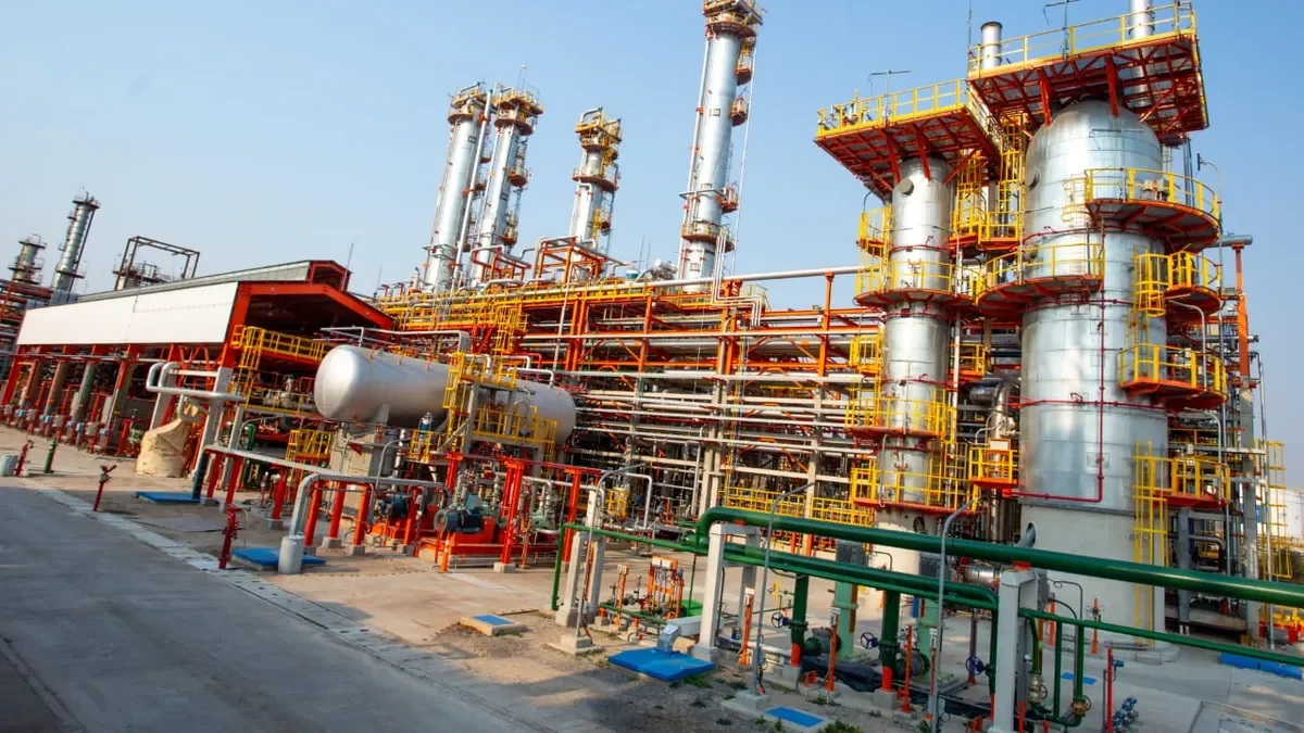 Aumento en la refinación en Vaca Muerta en medio de crisis económica nacional