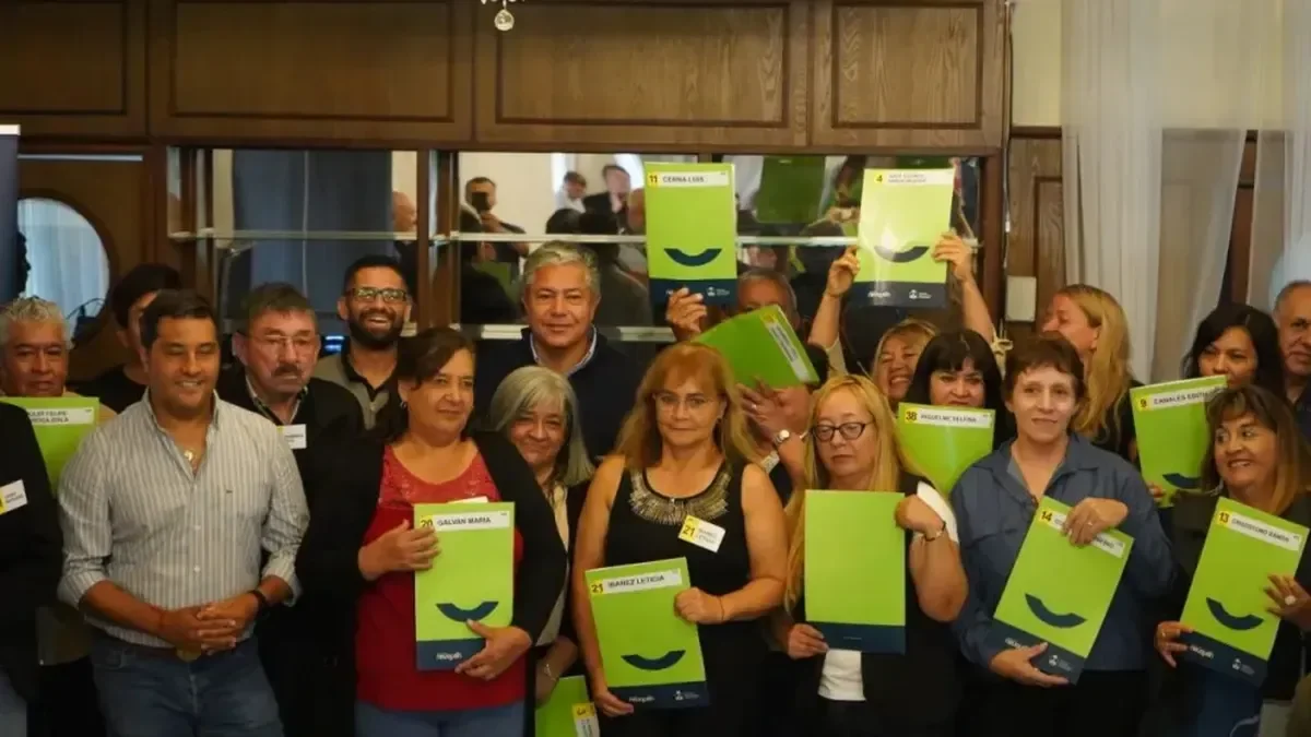 Beneficiarios de Zapala reciben escrituras tras cumplir con pagos de vivienda