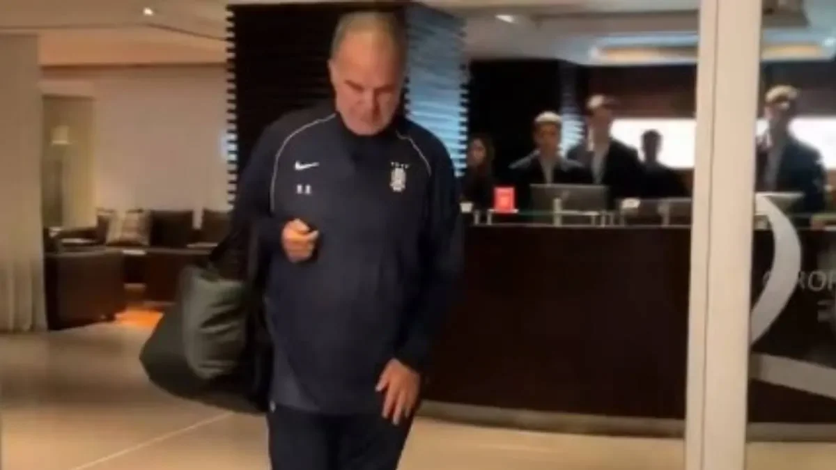 Bielsa llega a Uruguay en medio de la incertidumbre tras el fracaso en el Mundial