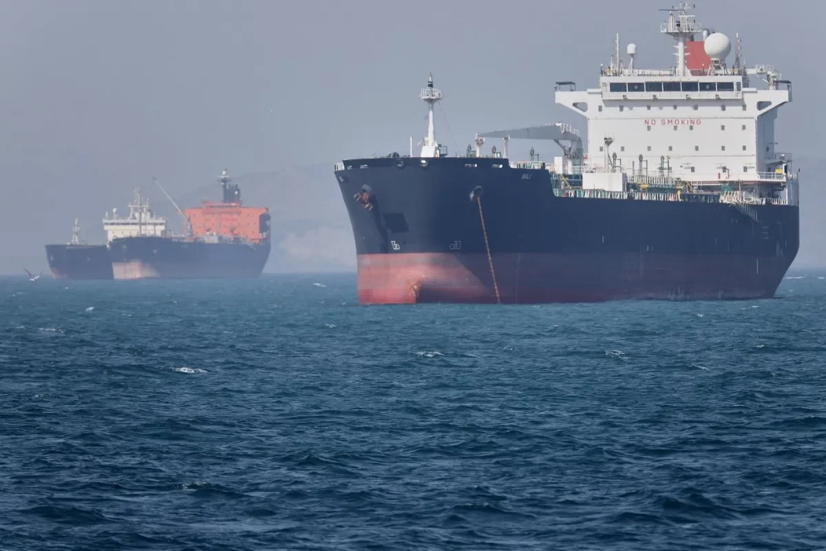 Caída del precio del petróleo Brent impacta en el mercado energético global