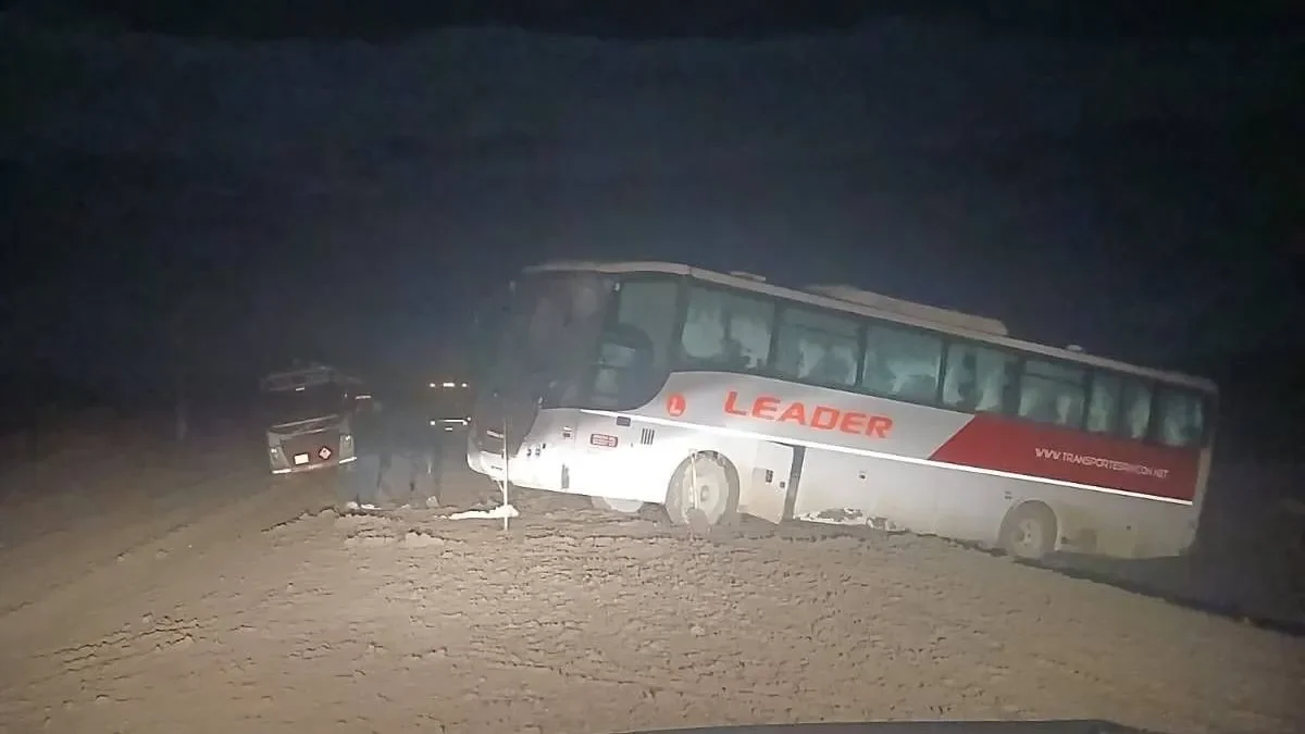 Colectivo con 41 pasajeros al borde del abismo: un milagro evitó la tragedia