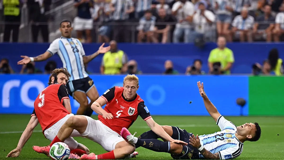 Controversia en el fútbol: penal a Lautaro Martínez genera debate tras intervención del VAR