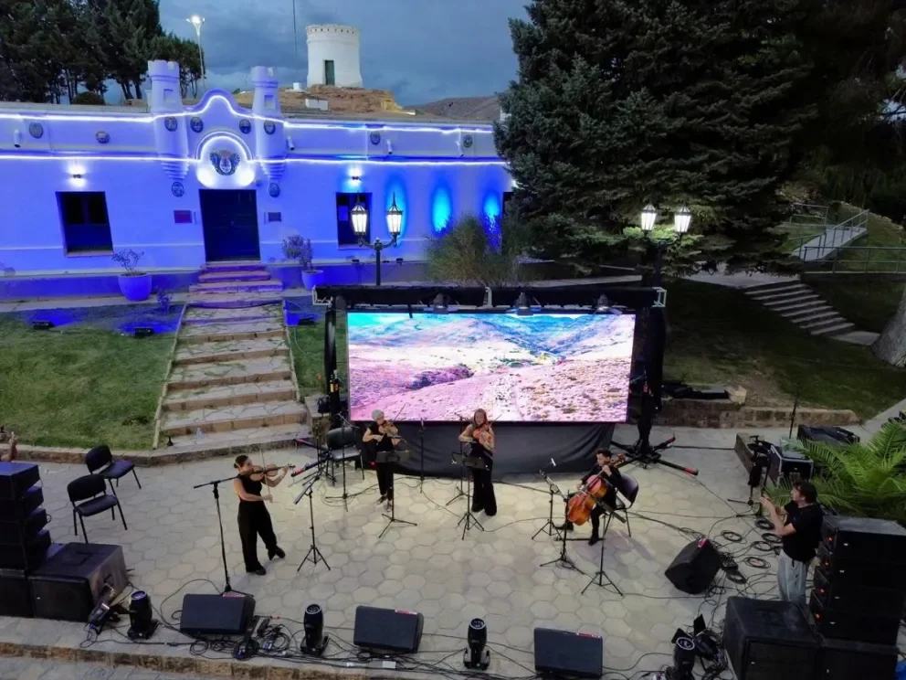 El Torreón de Chos Malal vibró con un concierto al aire libre que reunió música y patrimonio