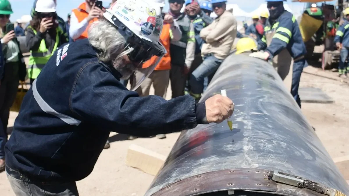 El VMOS completa con éxito la soldadura automática del ducto costero en la región.