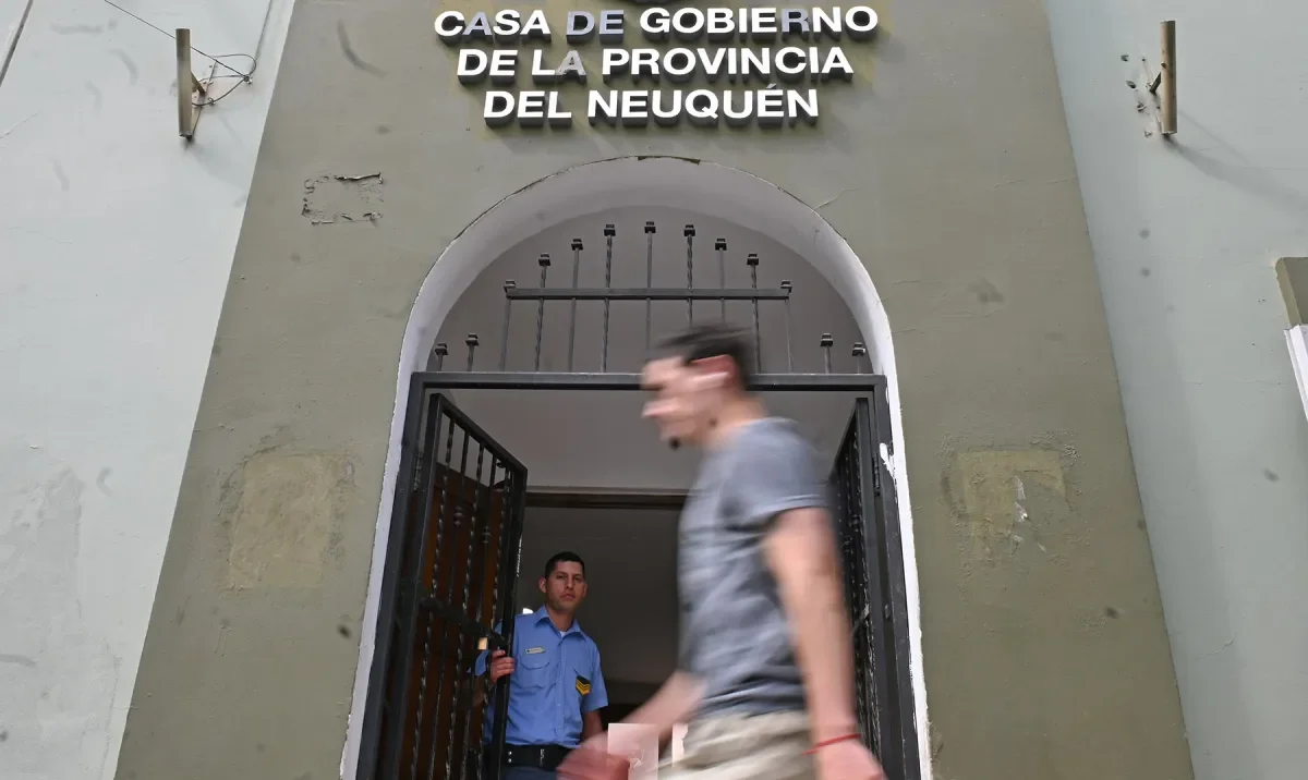 Empleados de empresa pública en Neuquén temen estancamiento laboral tras reapertura de convenio colectivo