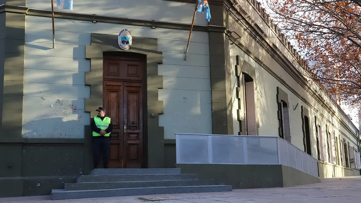 Estatales de Neuquén reciben aumento en la segunda cuota de ropa de trabajo