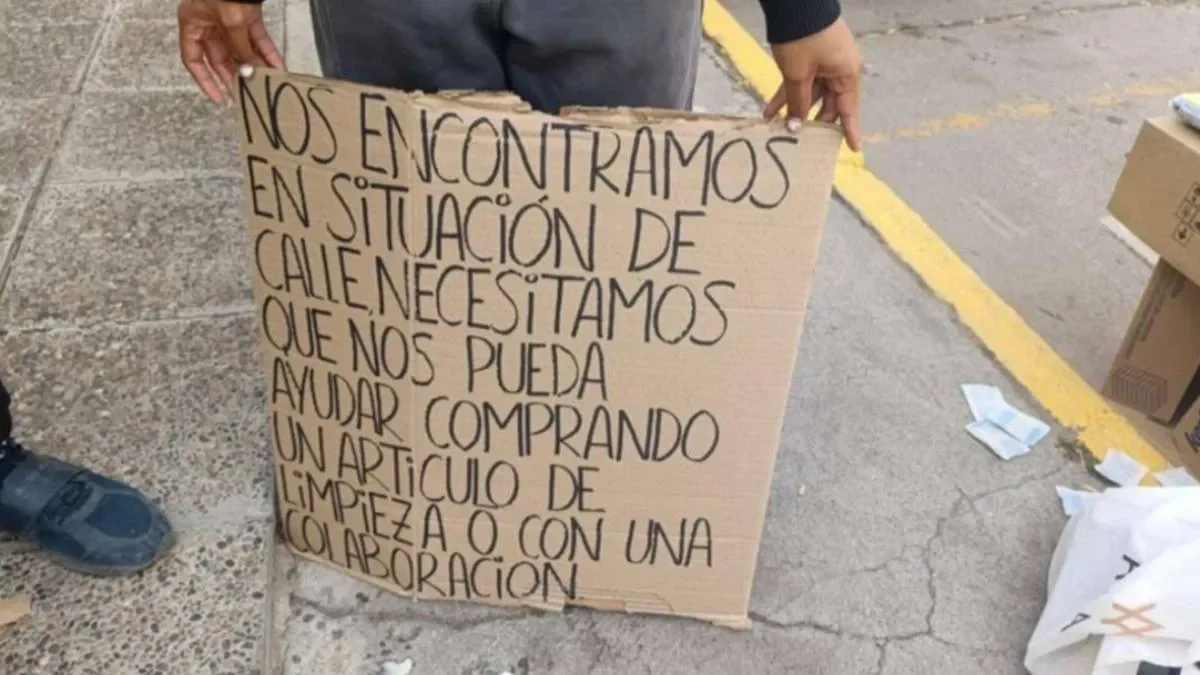 Familia con bebé busca trabajo y vivienda en Neuquén tras llegar en búsqueda de oportunidades