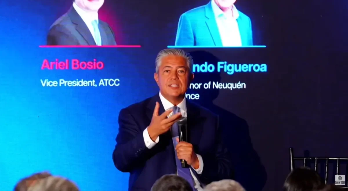 Figueroa presenta licitación para 15 áreas de GyP en Vaca Muerta desde Houston