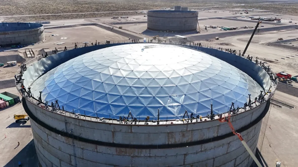 Hito en Punta Colorada: finalizan montaje del primer megatanque de petróleo en Vaca Muerta