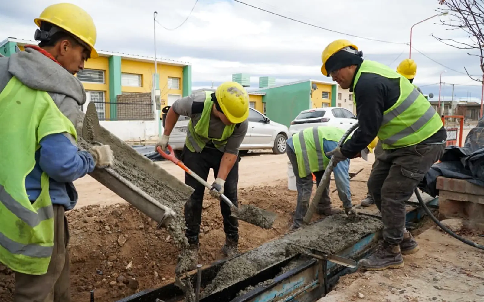 Luminarias LED, bacheo y cloacas: cuadrillas municipales avanzan en varios barrios antes de la veda climática