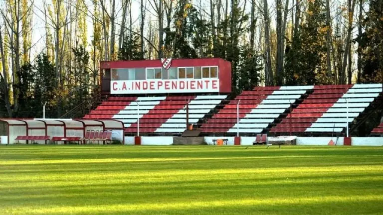Independiente de Neuquén busca nuevo director técnico tras la renuncia de Coronel