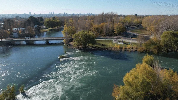 Impresionantes imágenes aéreas revelan la creciente del río Limay