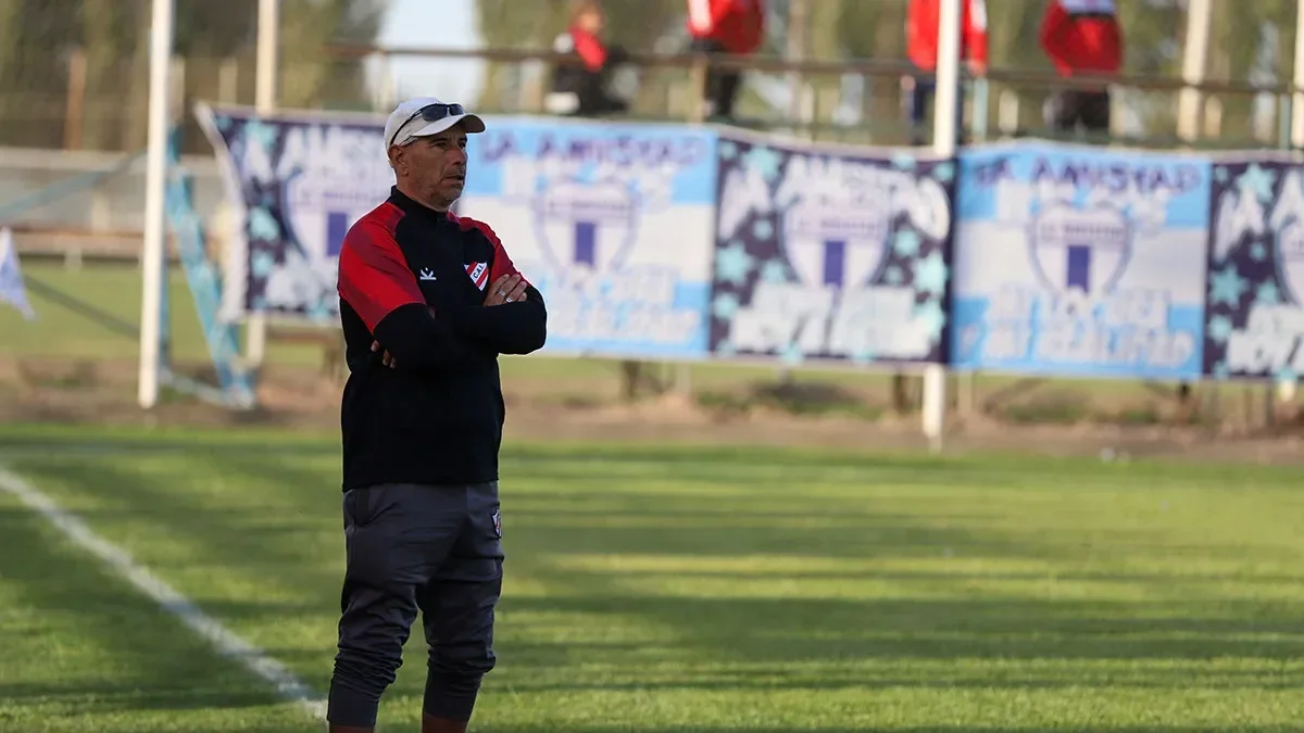 Independiente de Neuquén da la bienvenida a su nuevo entrenador después de la salida de Coronel