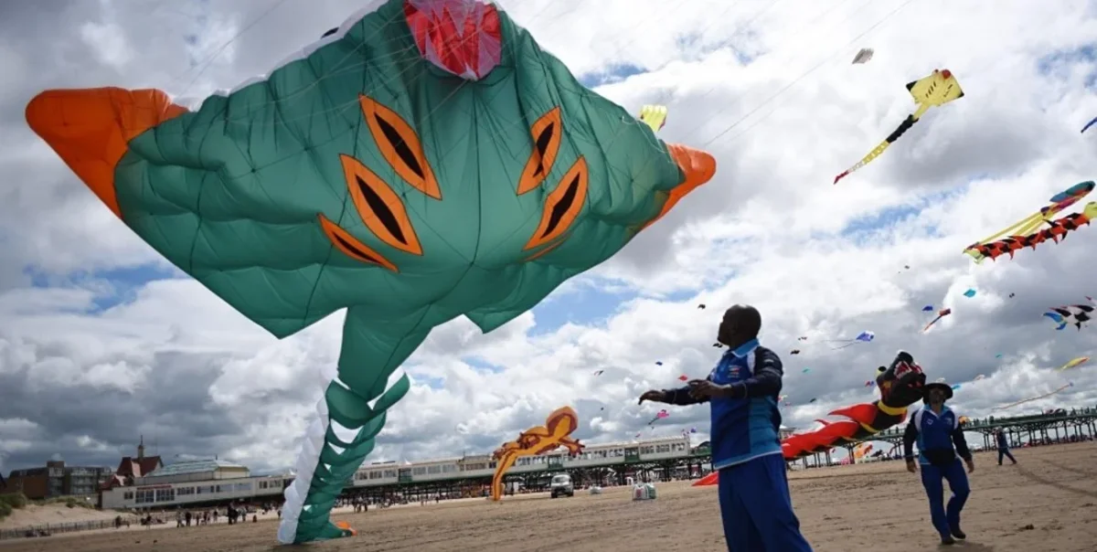 India conmemora el Día Internacional de la Cometa con un vibrante festival en Gujarat