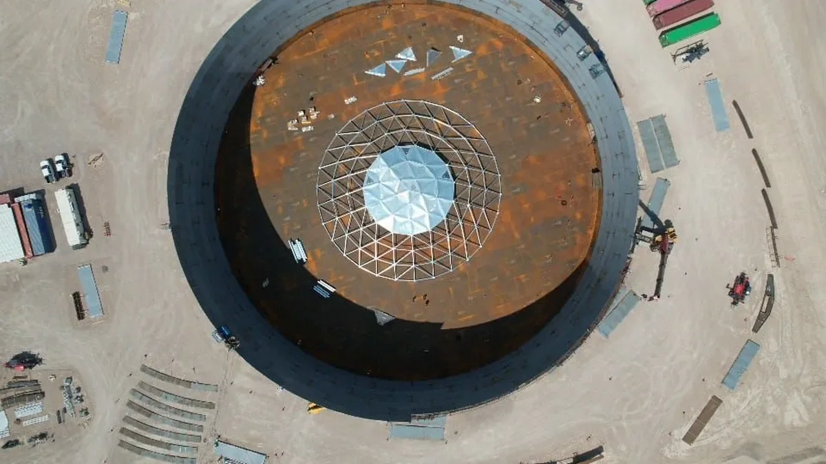 Instalan un innovador domo geodésico en el tanque TK AG 007 de Vaca Muerta