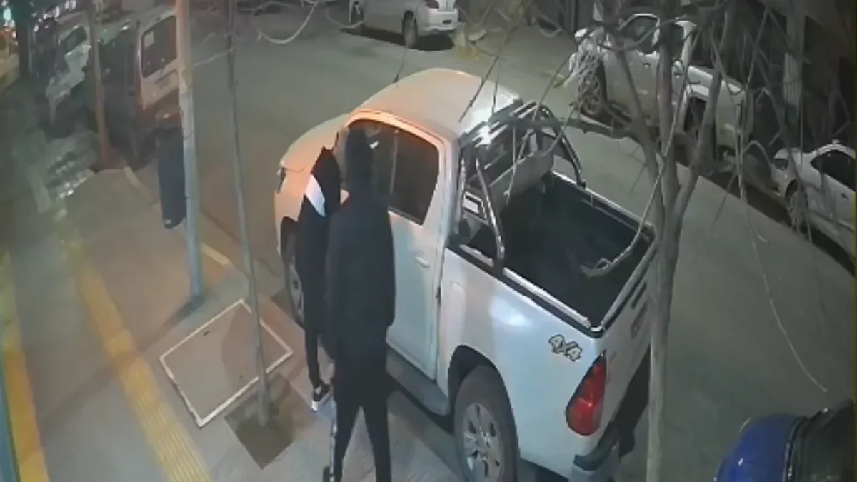 Intento de robo frustrado en el centro: delincuentes huyen tras activar la alarma