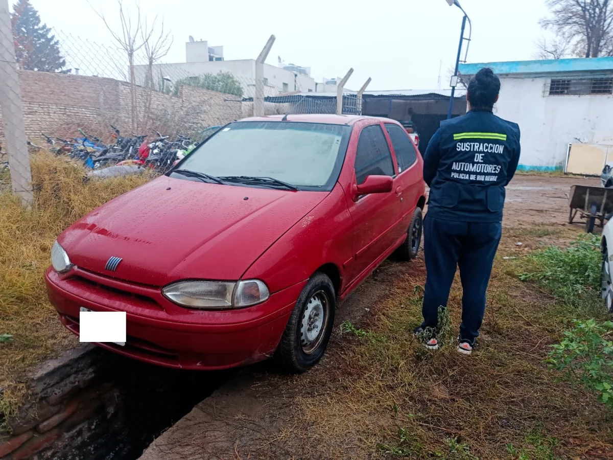 La Policía recupera auto robado en Cinco Saltos tras operativo en Neuquén