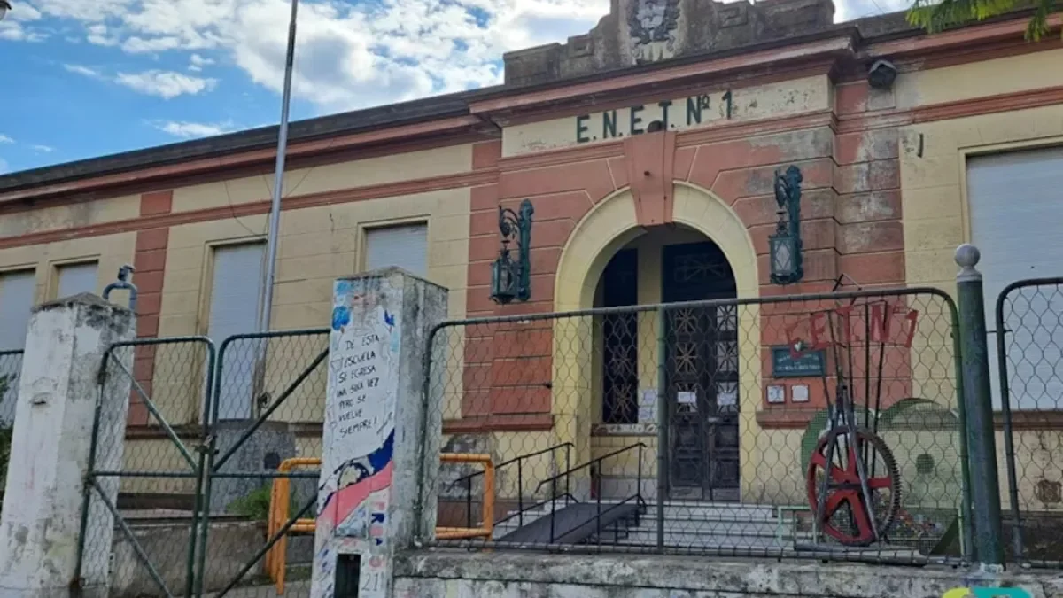La preceptora denunciada por el robo de 50 mil dólares sigue en paradero desconocido
