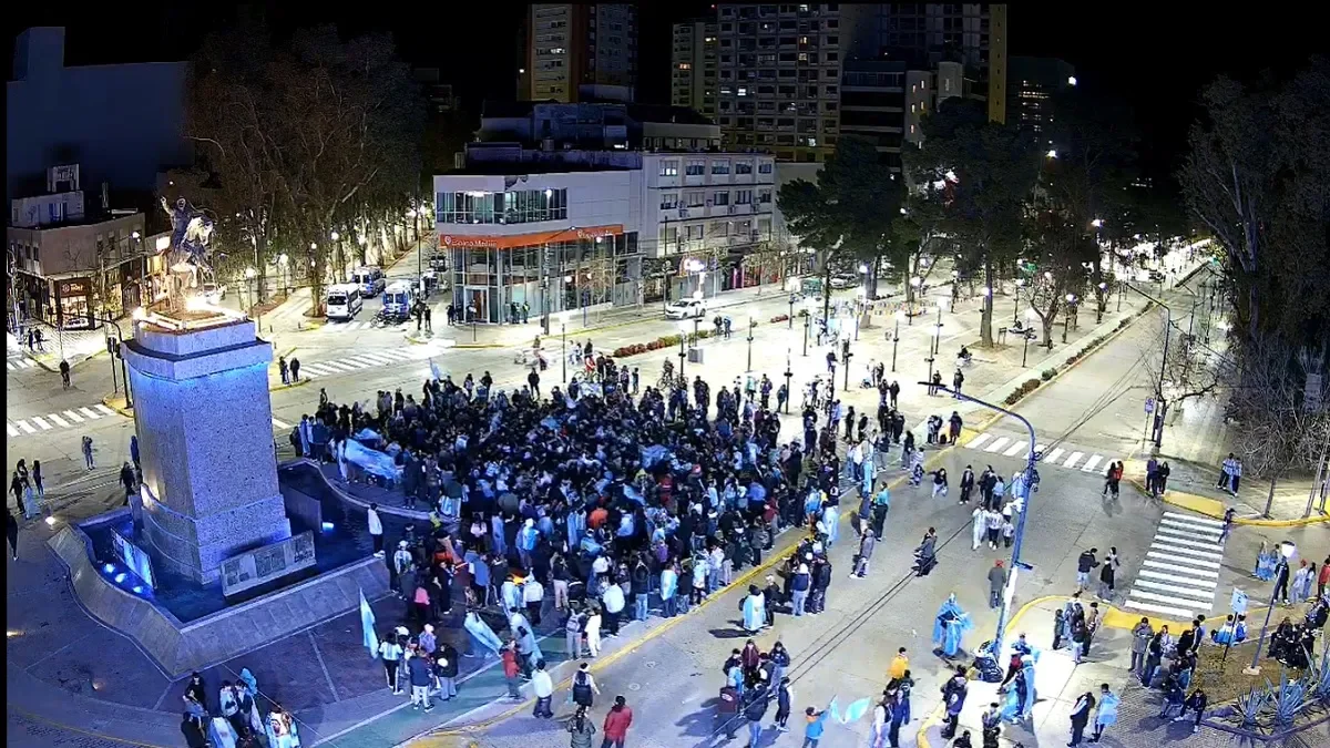 Los vecinos neuquinos celebran con alegría la victoria de Argentina