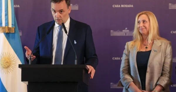 Manuel Adorni y Karina Milei se enfocan en Vaca Muerta tras controversias recientes