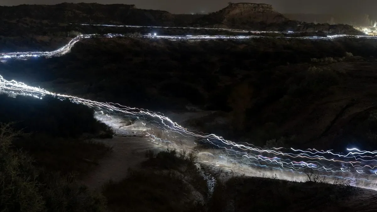 Más de 5 mil participantes iluminan la barda de Neuquén en trekking nocturno