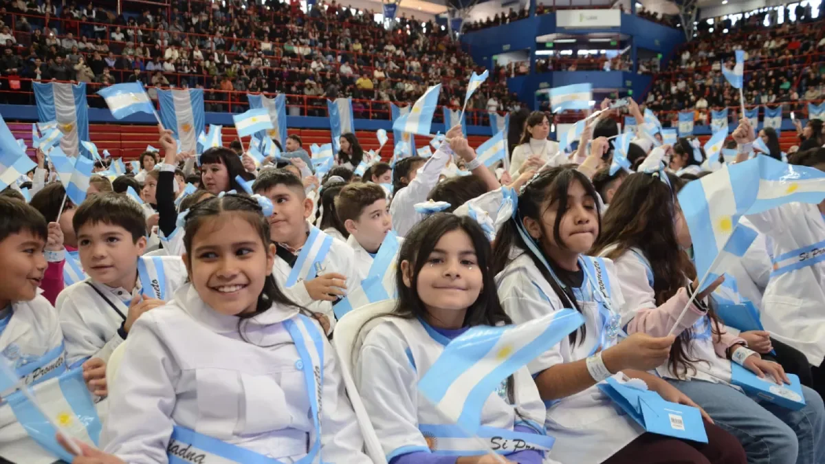 Más de 700 estudiantes celebran el Día de la Bandera en el Ruca Che