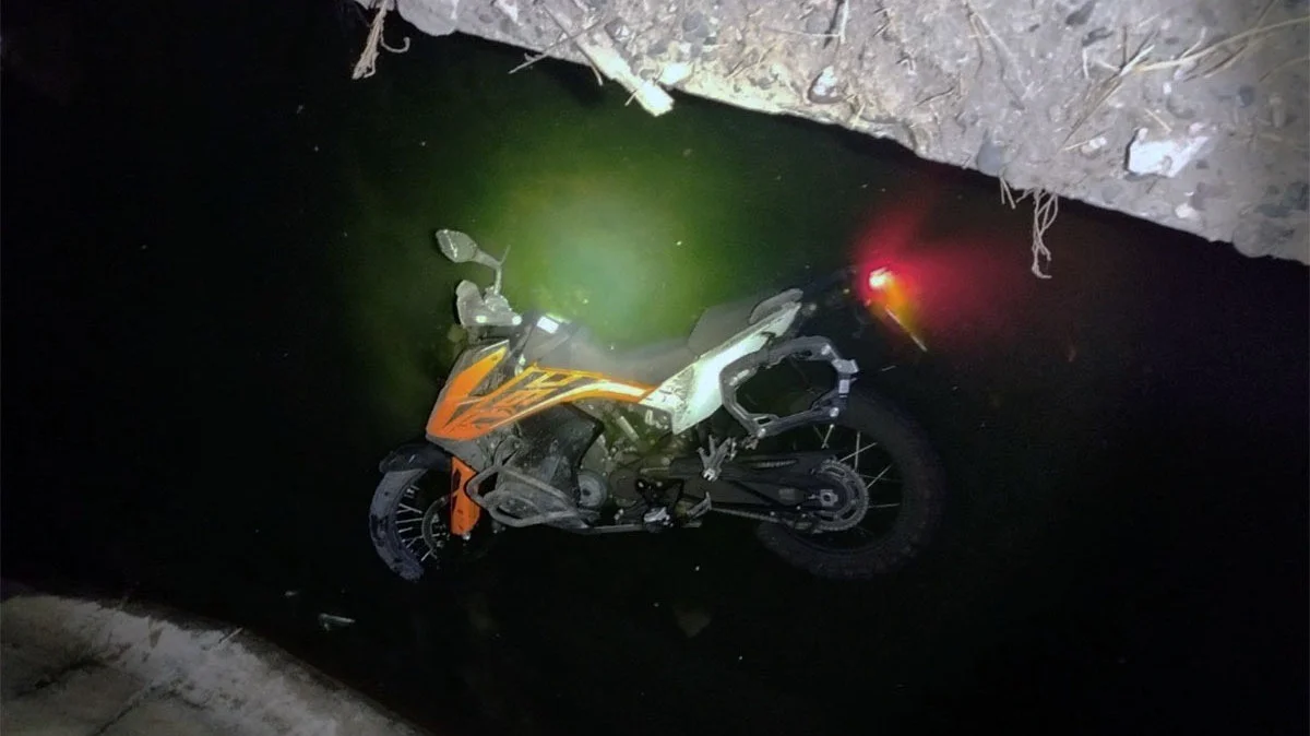 Moto robada en Neuquén aparece en un desagüe de Cipolletti tras intensa búsqueda.