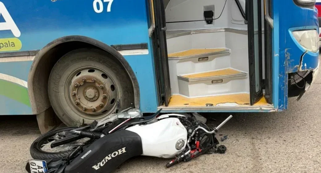 Motociclista en estado crítico tras accidente con colectivo en el centro de la ciudad