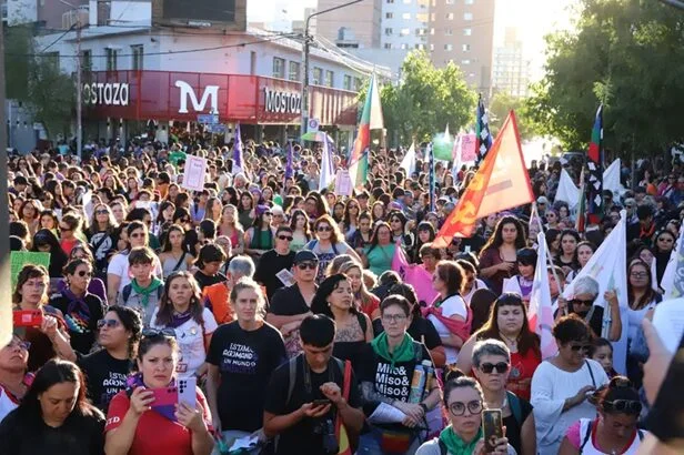 Movilización del 8M en Neuquén: desde el Monumento a San Martín hacia Casa de Gobierno