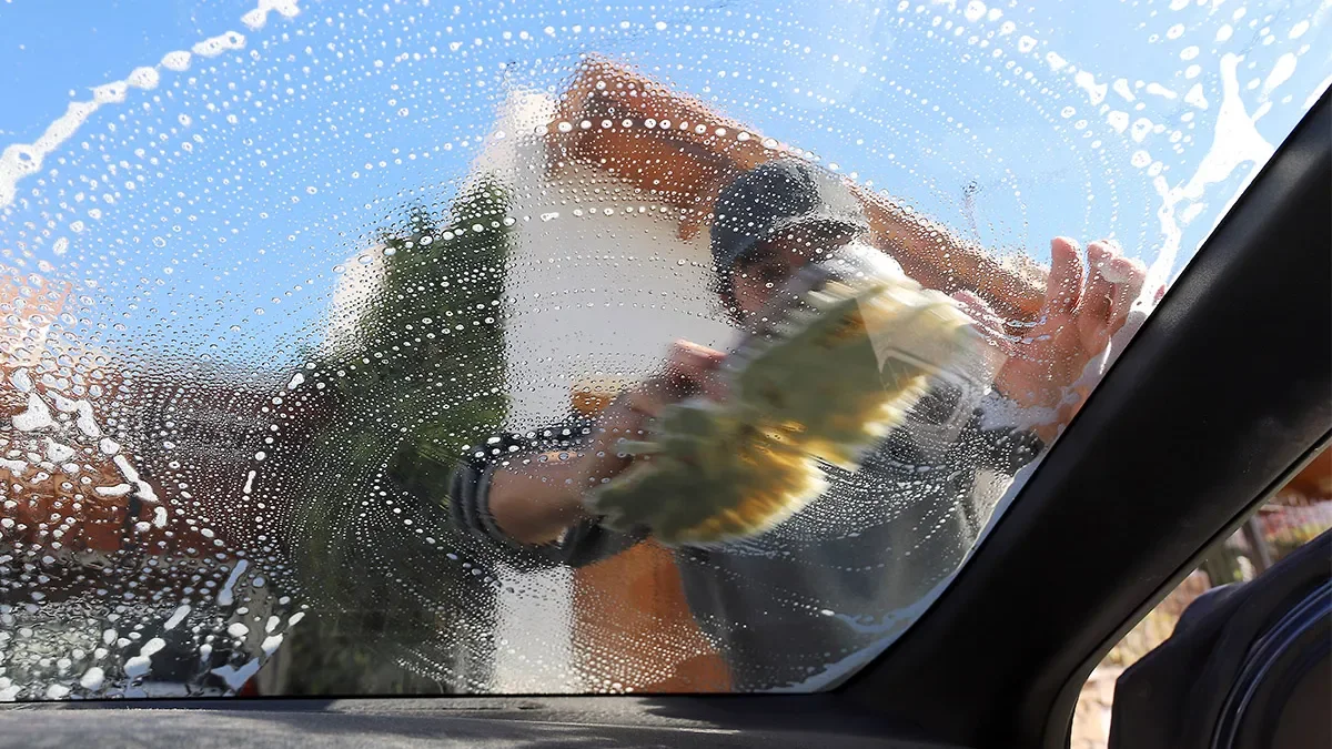 Multas por limpiavidrios en Neuquén: nueva ordenanza impacta a trabajadores de la calle