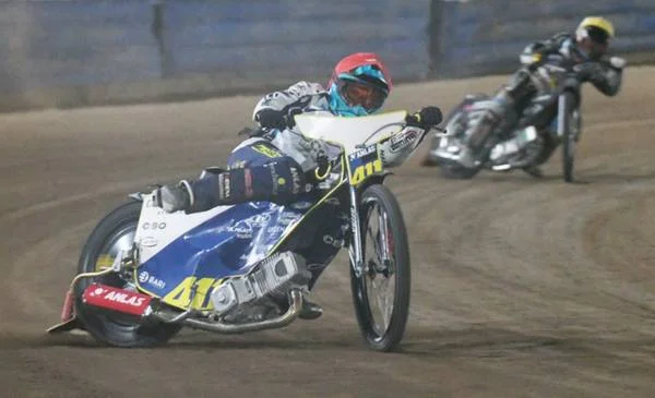 Paco Castagna celebra su éxito en el Internacional de Speedway en Bahía Blanca