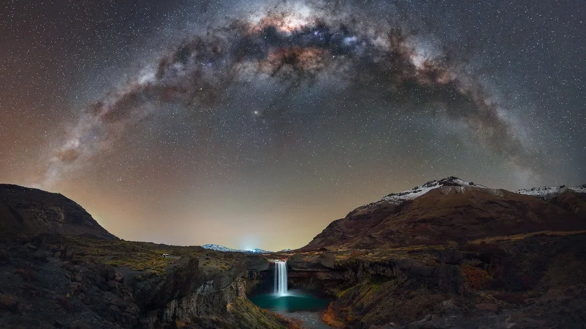 Premiada fotografía nocturna del Salto del Agrio cautiva al mundo