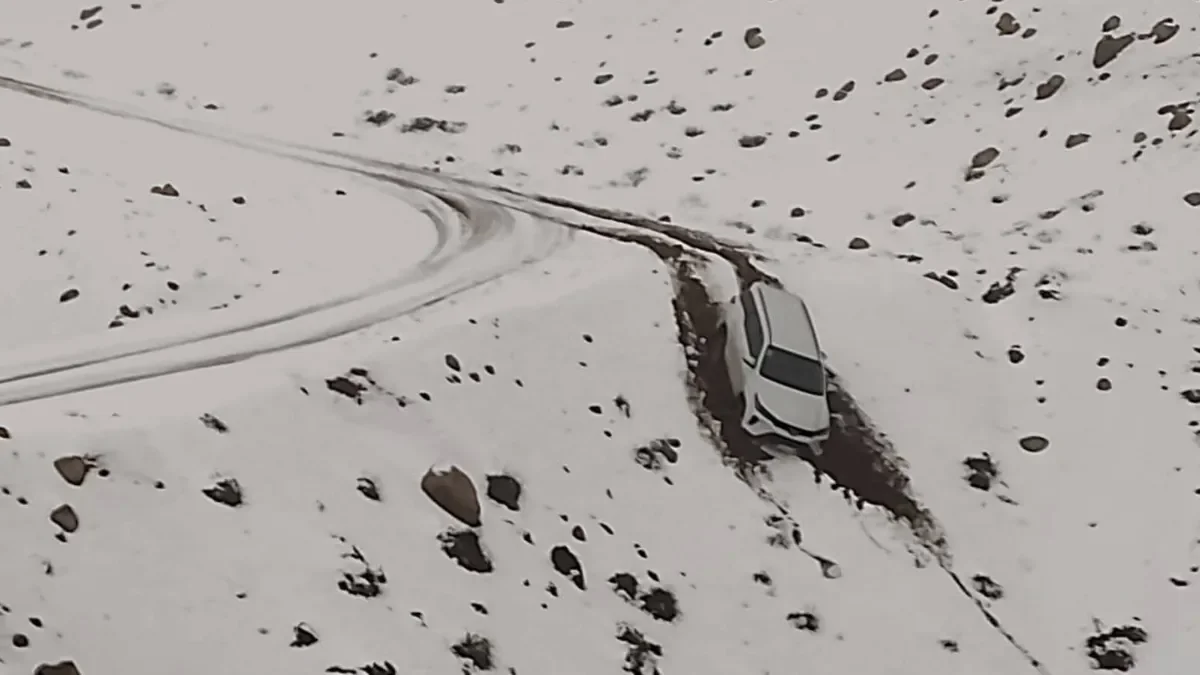 Rescatistas logran recuperar una camioneta atrapada en la nieve tras el temporal