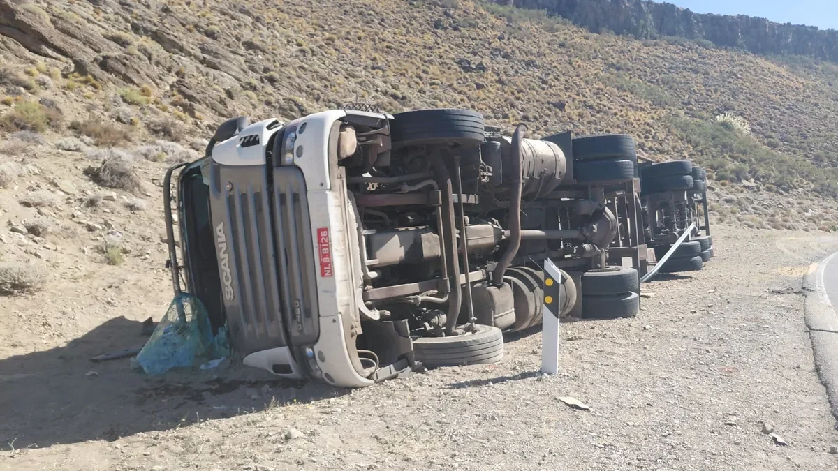 Ruta 40 peligrosa: vuelco de camión genera alerta para los conductores