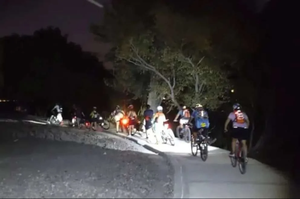 Salida nocturna en bicicleta promueve el deporte y la convivencia en Zapala