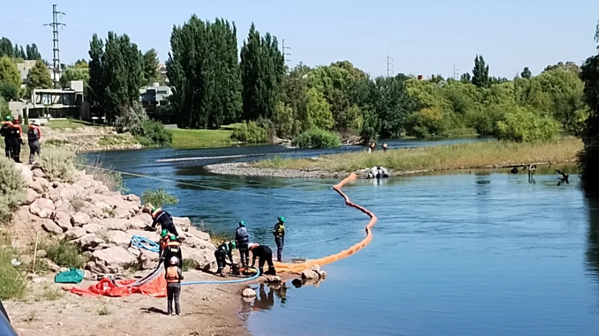 Simulacro en el río Neuquén: intensifican medidas de prevención ante posibles derrames