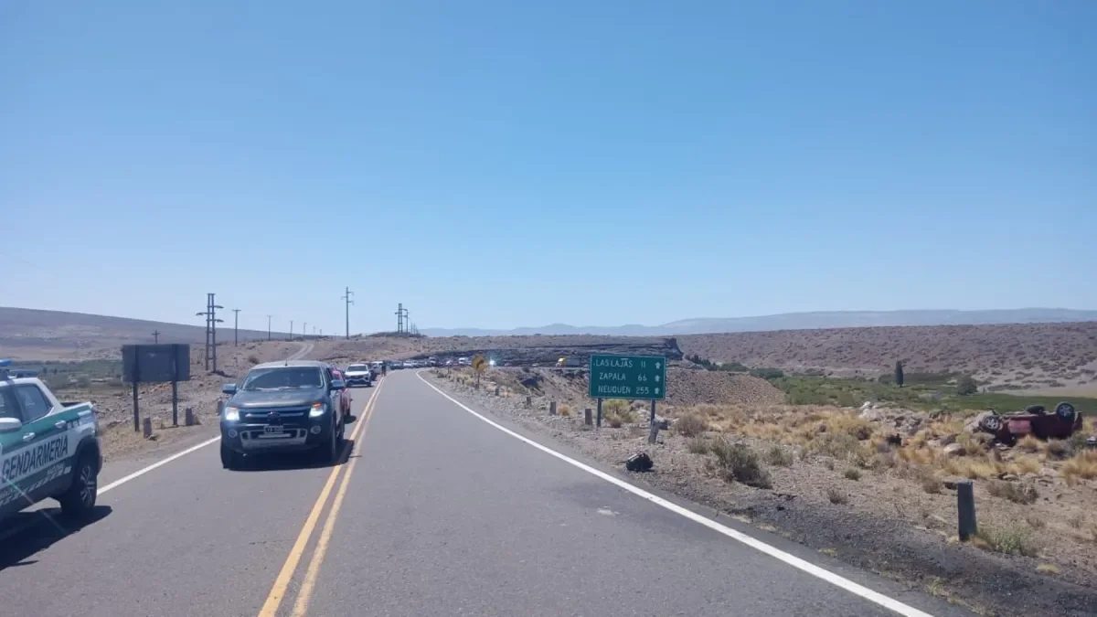 Trabajadores estatales en accidente de Ruta 242: conmoción en Termas de Copahue