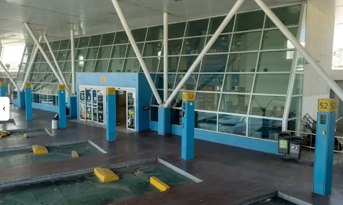 Tragedia en la Terminal de Neuquén: mujer fallece tras descompensarse al bajar de un colectivo